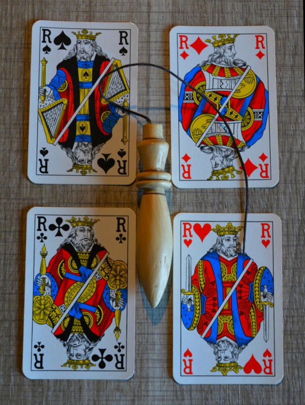Jeu de carte et pendule