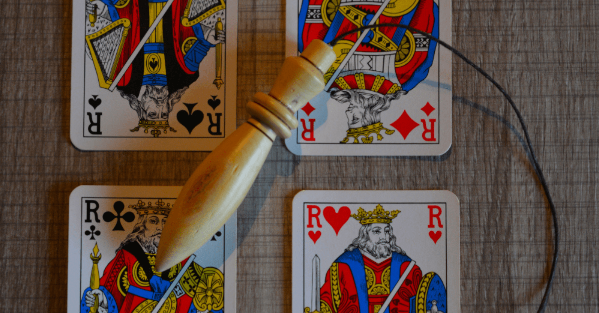 Un pendule en bois et des cartes à jouer