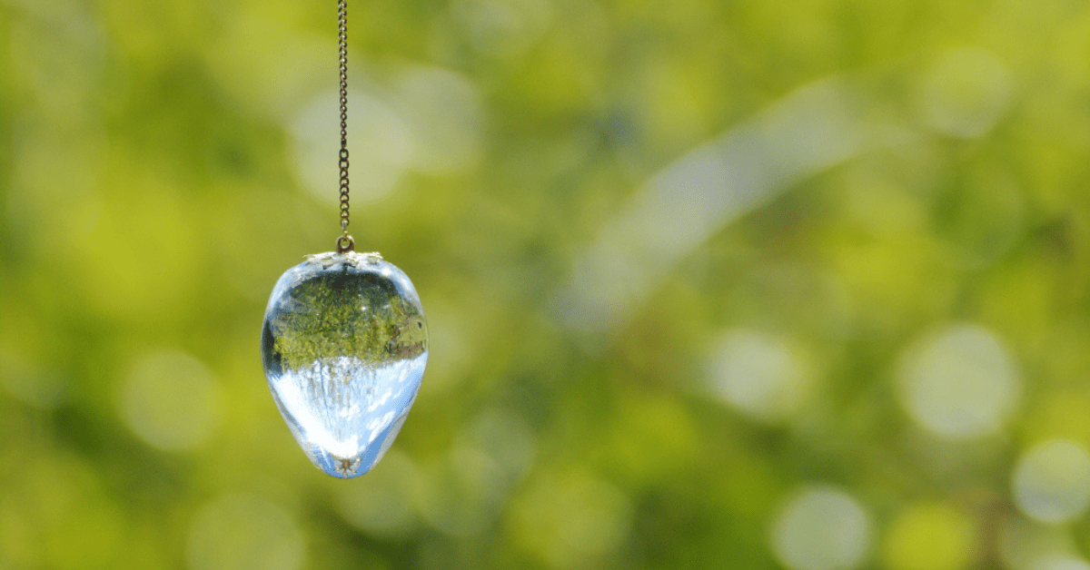 Le pendule en verre informé