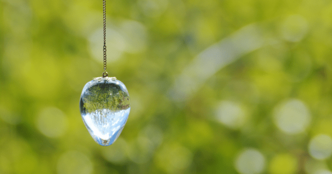 Le pendule en verre informé