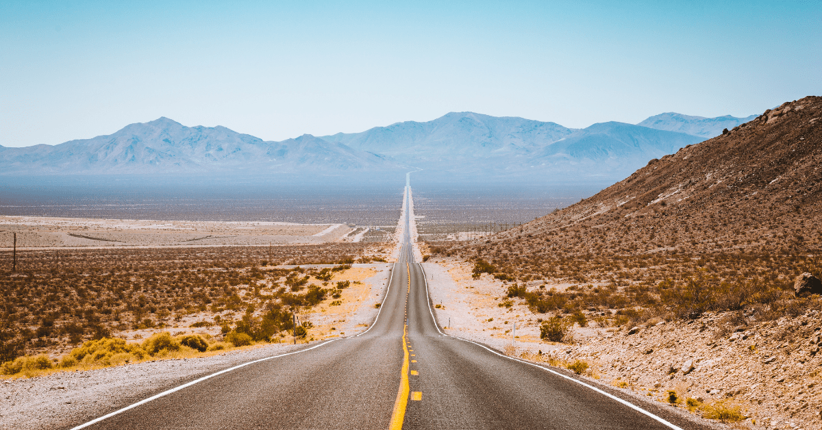 Route désertique droite